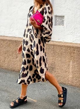 AB | Elegantní dlouhé šaty s leopardím vzorem a výstřihem do V