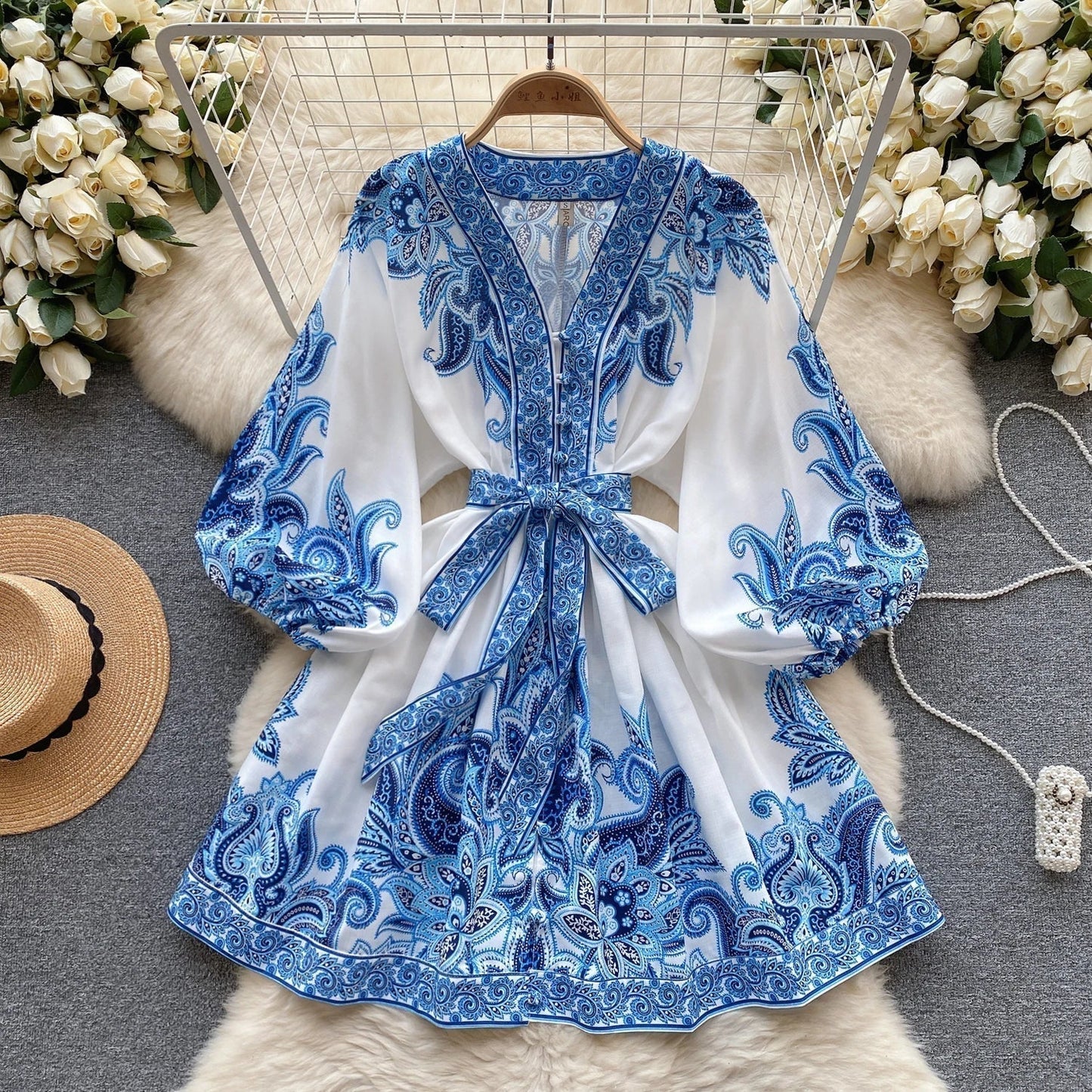 AB | Elegantní mini šaty s vintage potiskem, pouzdrovými rukávy v áčkovém střihu a výstřihem do V
