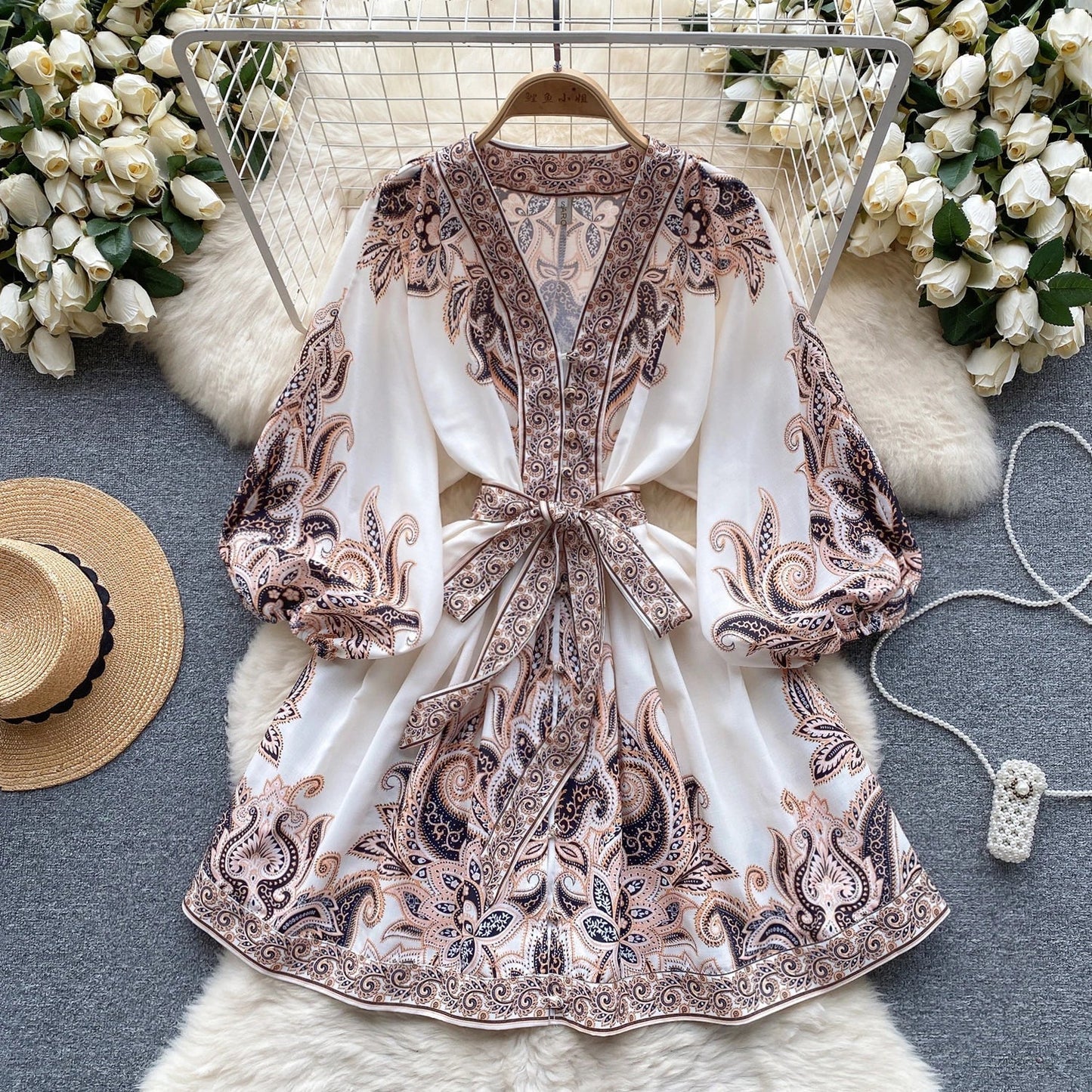 AB | Elegantní mini šaty s vintage potiskem, pouzdrovými rukávy v áčkovém střihu a výstřihem do V