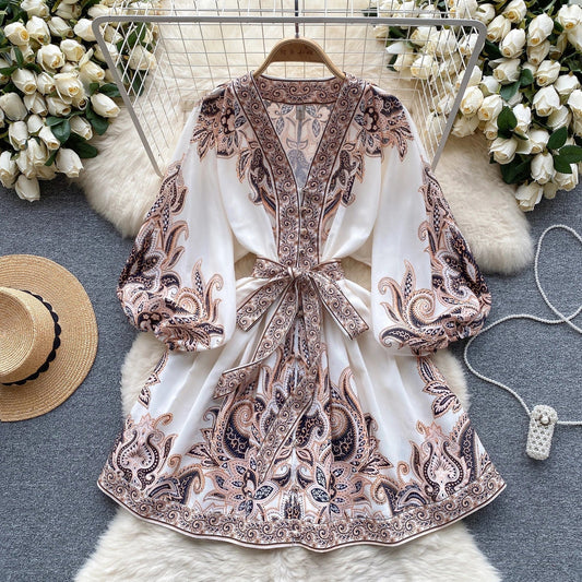 AB | Elegantní mini šaty s vintage potiskem, pouzdrovými rukávy v áčkovém střihu a výstřihem do V