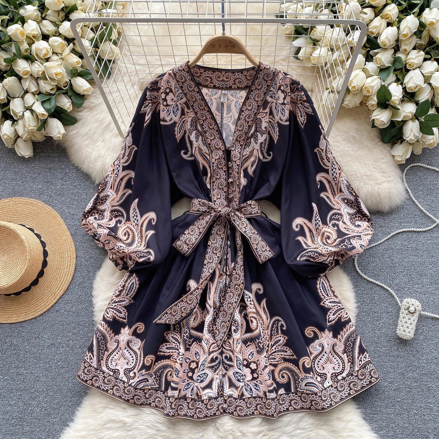 AB | Elegantní mini šaty s vintage potiskem, pouzdrovými rukávy v áčkovém střihu a výstřihem do V