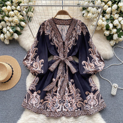 AB | Elegantní mini šaty s vintage potiskem, pouzdrovými rukávy v áčkovém střihu a výstřihem do V