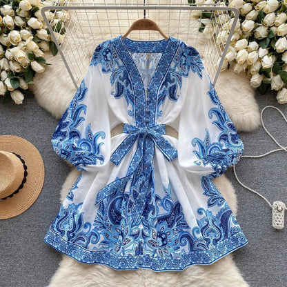AB | Elegantní mini šaty s vintage potiskem, pouzdrovými rukávy v áčkovém střihu a výstřihem do V